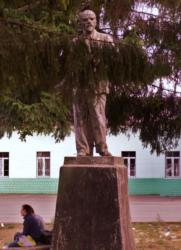 2010 год. Вязьма. Памятник В.И. Ленину (снесен) в сквере перед ж/д вокзалом...