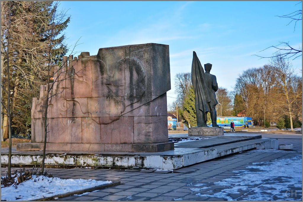 Гагарин. Памятник бакинскому комиссару Ф.Солнцеву (вид из парка)