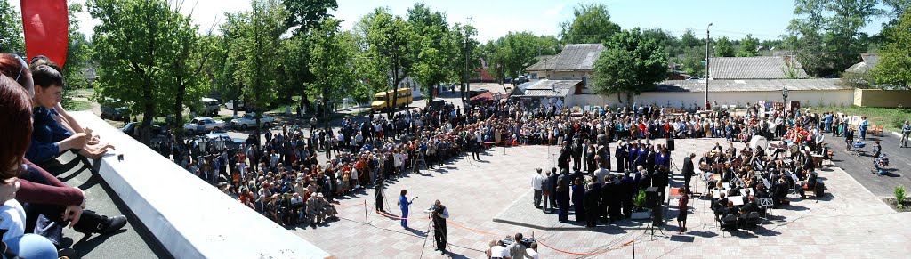 Установка памятника И.М. Глинке перед Ельнинским домом культуры
