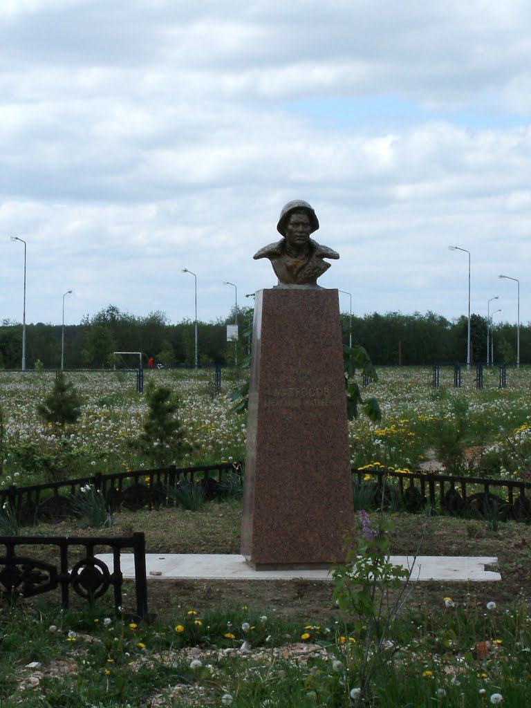 Памятник Кутузову перед офицерским клубом