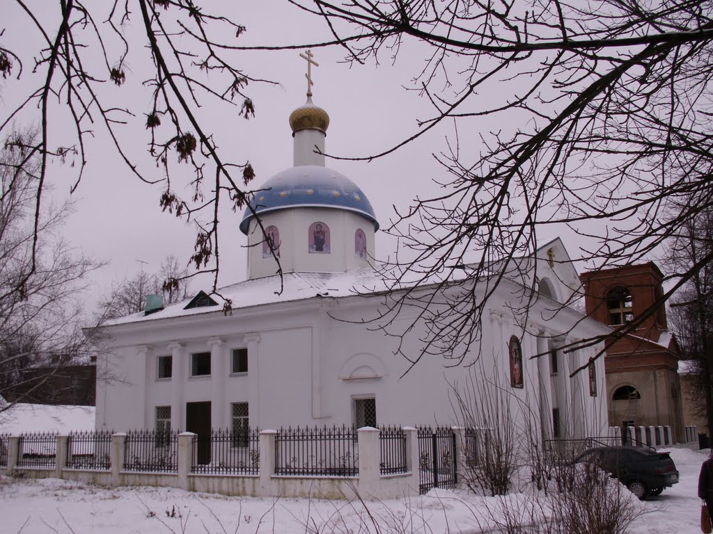 Храм Рождества Христова (2000-2009), а рядом строящаяся звонница...