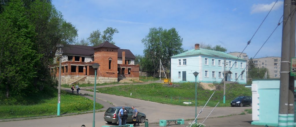 Долгострой у привокзальной площади ж/д станции "Сафоново"...