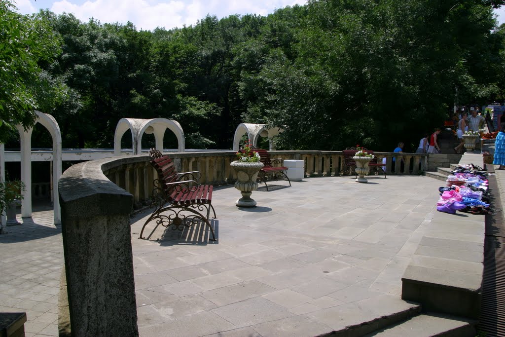 Скамейки в курортном парке.
