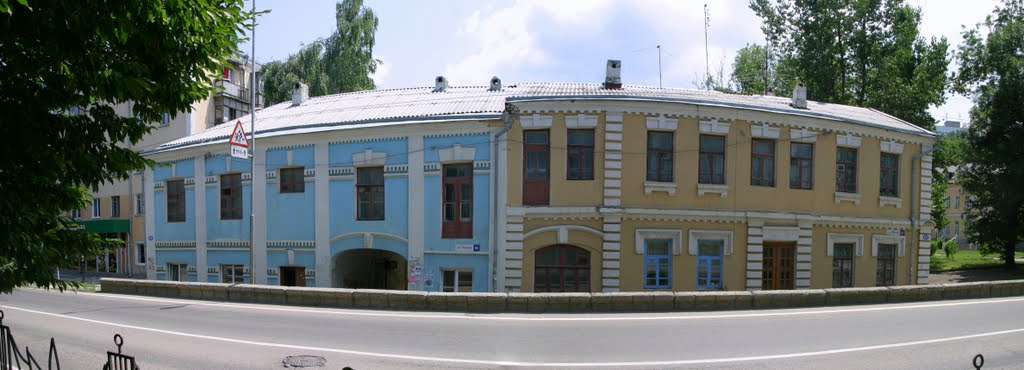 Дома позапрошлого века по улице Ленина за № 65 и за № 67. Панорама.