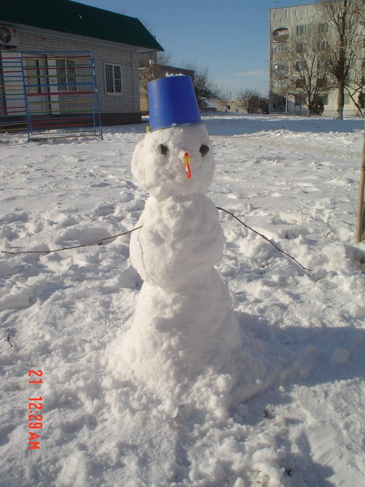 снеговик во дворе 6 мкрн.