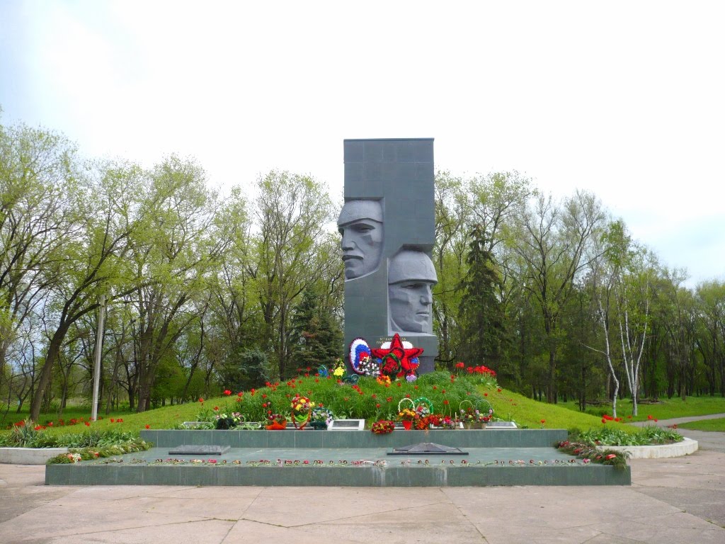 Монумент в парке.
