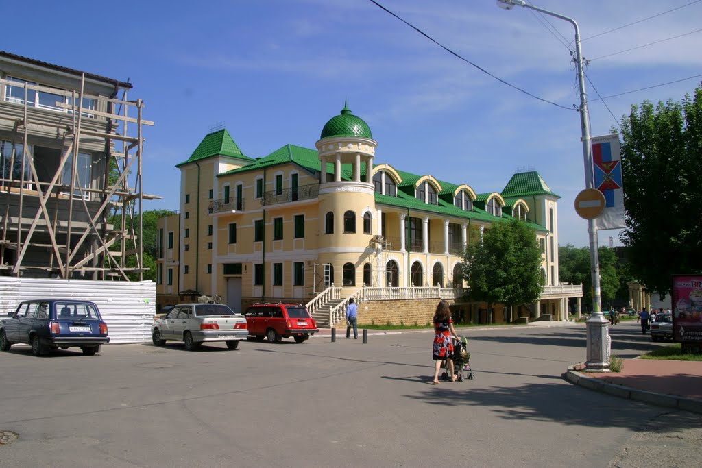Ессентуки. Здание с Зеленой крышей возле Курортного парка.