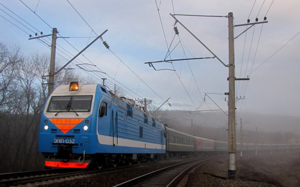 ЭП1п-032 с поездом С.Петербург-Кисловодск. перегон Бештау-Лермонтовская