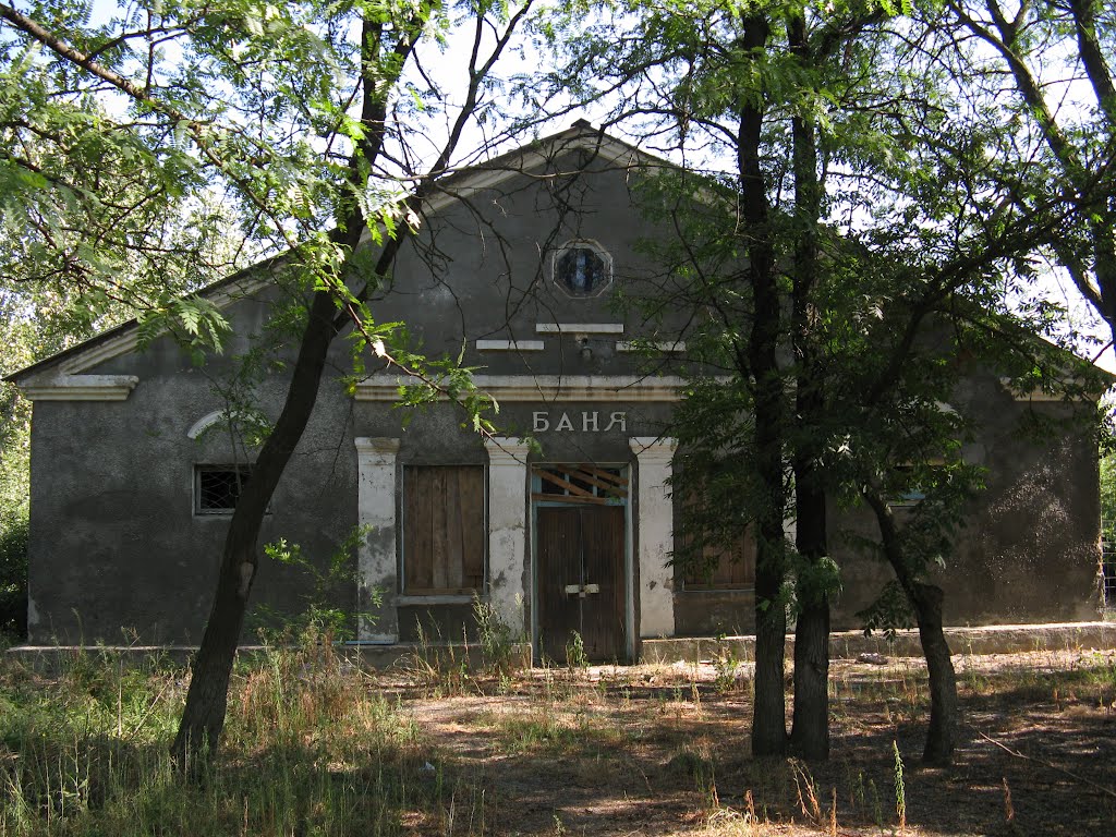 Бывшая баня. Здание в 2012 переделано под склад.
