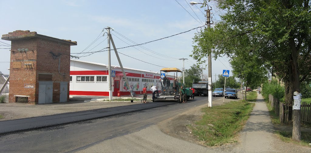 Панорама. Курсавка. ул. Страйтечука. Укладка  асфальта. Вид на магазин Магнит и электро подстанцию