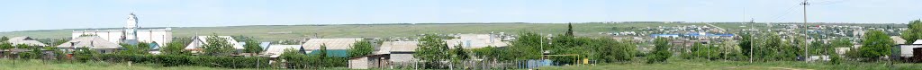 Панорама Курсавки с зумом. Слева элеватор - на горизонте федеральная трасса в центре чуть ниже танк Т-34 ниже правее центр села