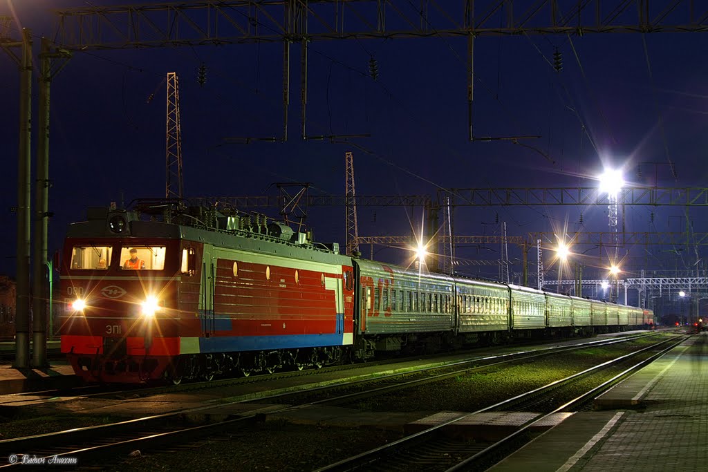 Electric locomotive EP1-080 with train on the train station Mineralnie Vody