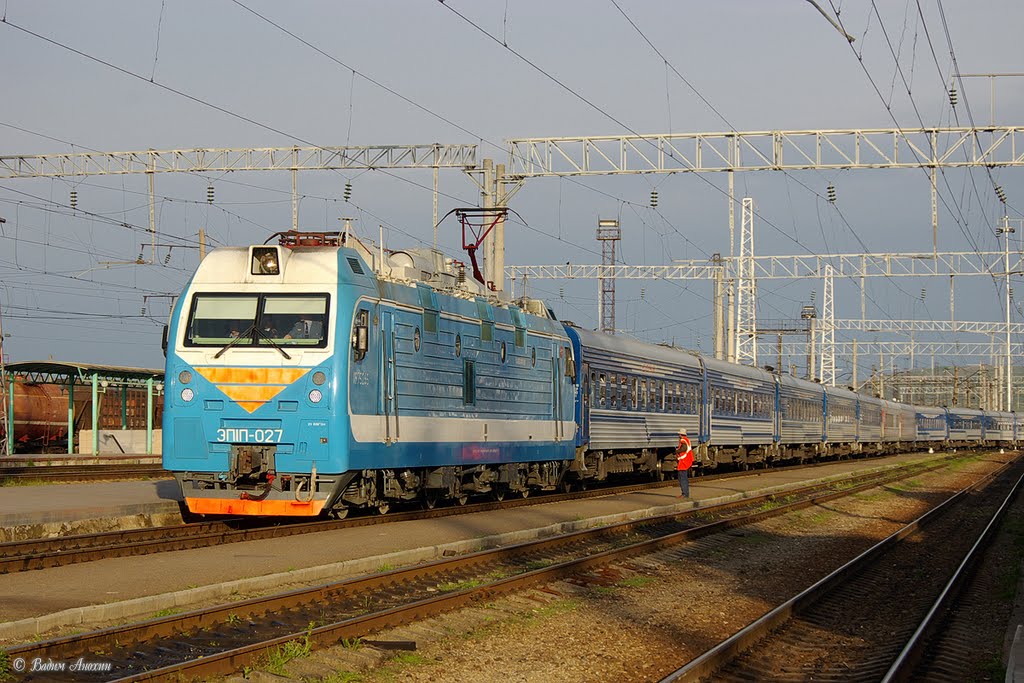 Electric locomotive EP1P-027 with train Kislovodsk - Adler on the train station Mineralnie Vody