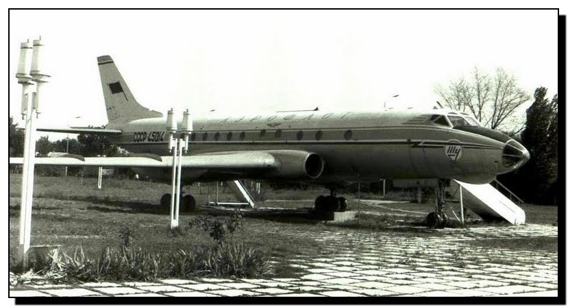 Разрушенный памятник ТУ-124 в Минводах