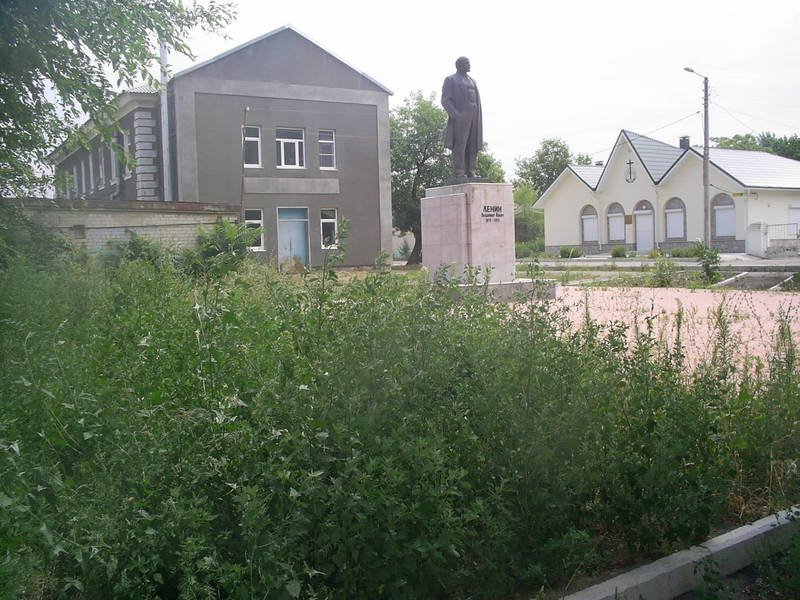 Forgotten Lenins statue