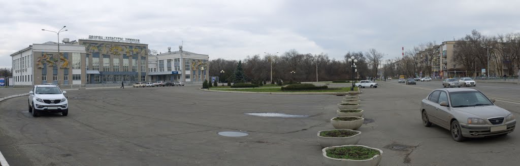 Площадь перед дворцом химиков