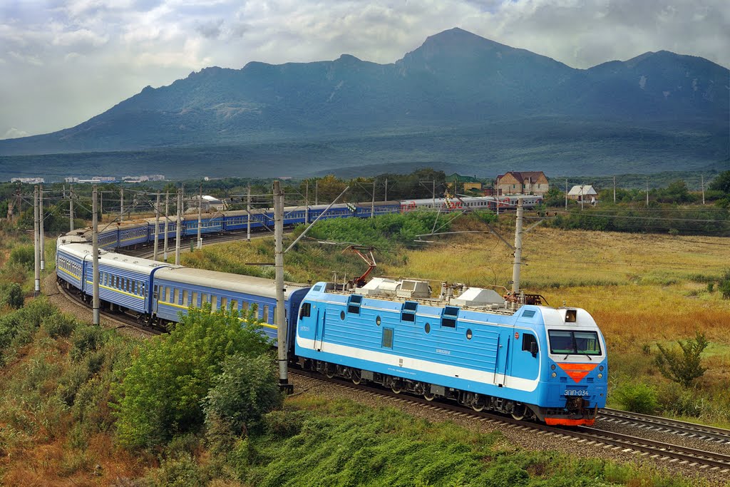 Electric locomotive EP1P-034 with passenger train/ Электровоз ЭП1П-034 с пассажирским поездом, 04/09/2011
