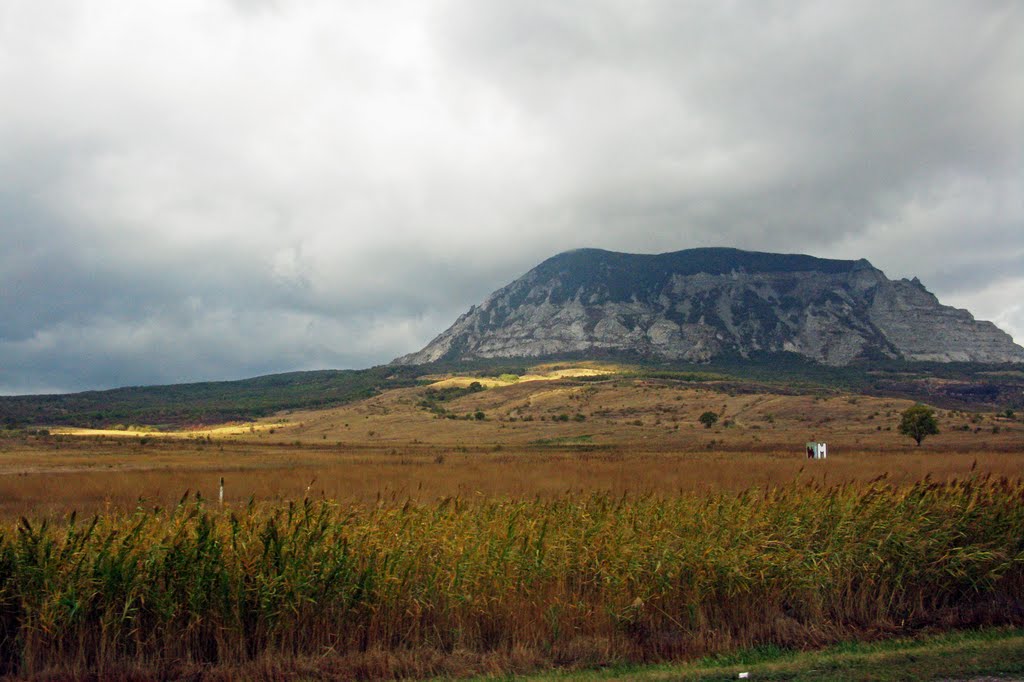 Brillamento solare ai piedi di "Mountagna Serpento", il Caucaso del Nord. 2011