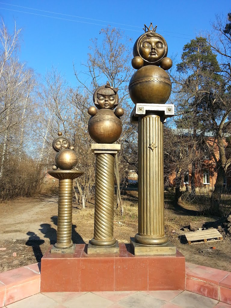 Памятник неваляшке