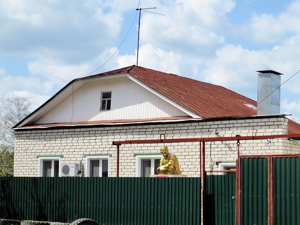 Памятник Ленину за забором