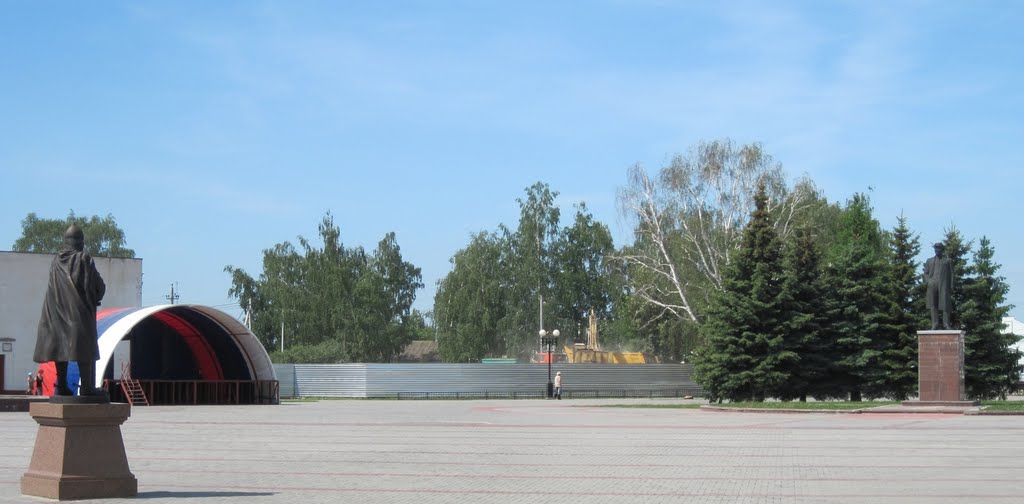 Памятники Александру Невскому и Ленину.