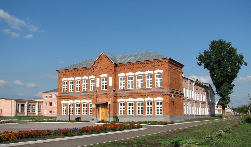 Staroyurevo. School building. Школа в районном центре Староюрьево.