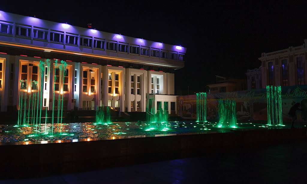 ул.Интернациональная,14: фонтан; 21.10.2011