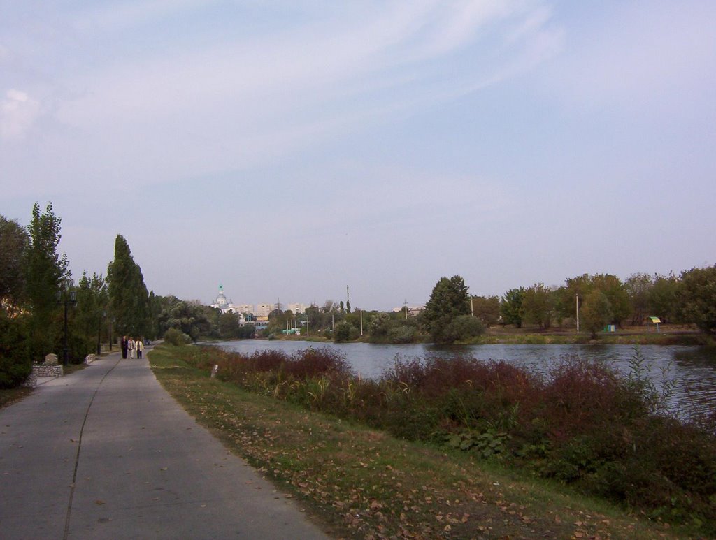 Дорожка на берегу Цны и церковь. 23-09-2004