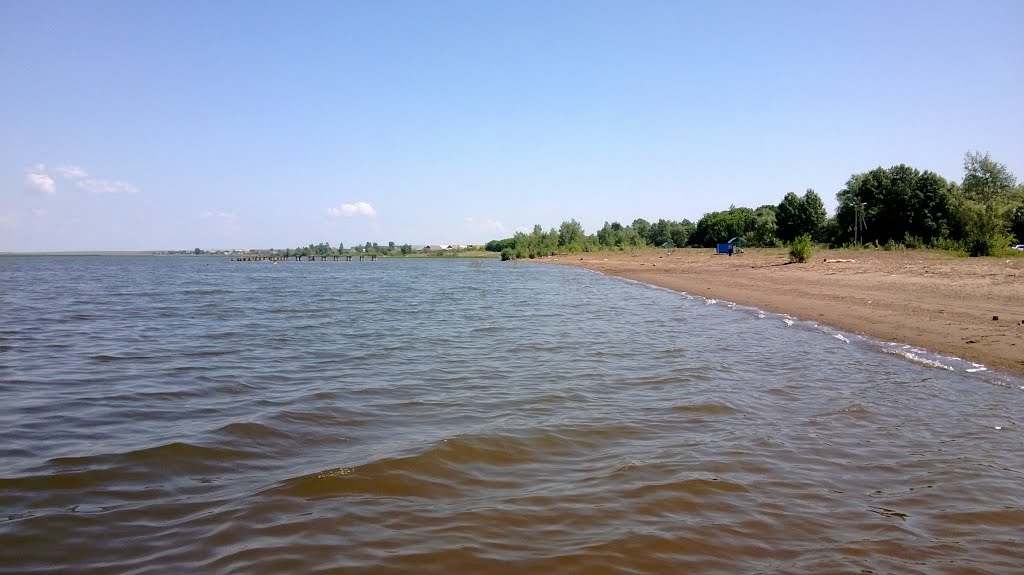 Пляж на Каме (вода теплая)))) на заднем плане разрушенный мост (рельеф был другой). РТ, Алексеевское. Июнь 2013