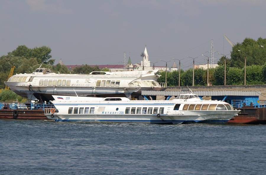 Суда на подводных крыльях "Метеор-209" и "Метеор-219" в речном порту / The hydrofoils "Meteor-209" and "Meteor-219" in the river port (18/08/2007)