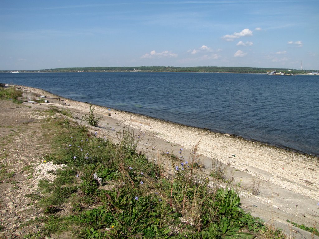 Вид с Верхнего Услона на Храм Всех Религий в Старом Аракчино. Verkhiy Uslon, Tatarstan.