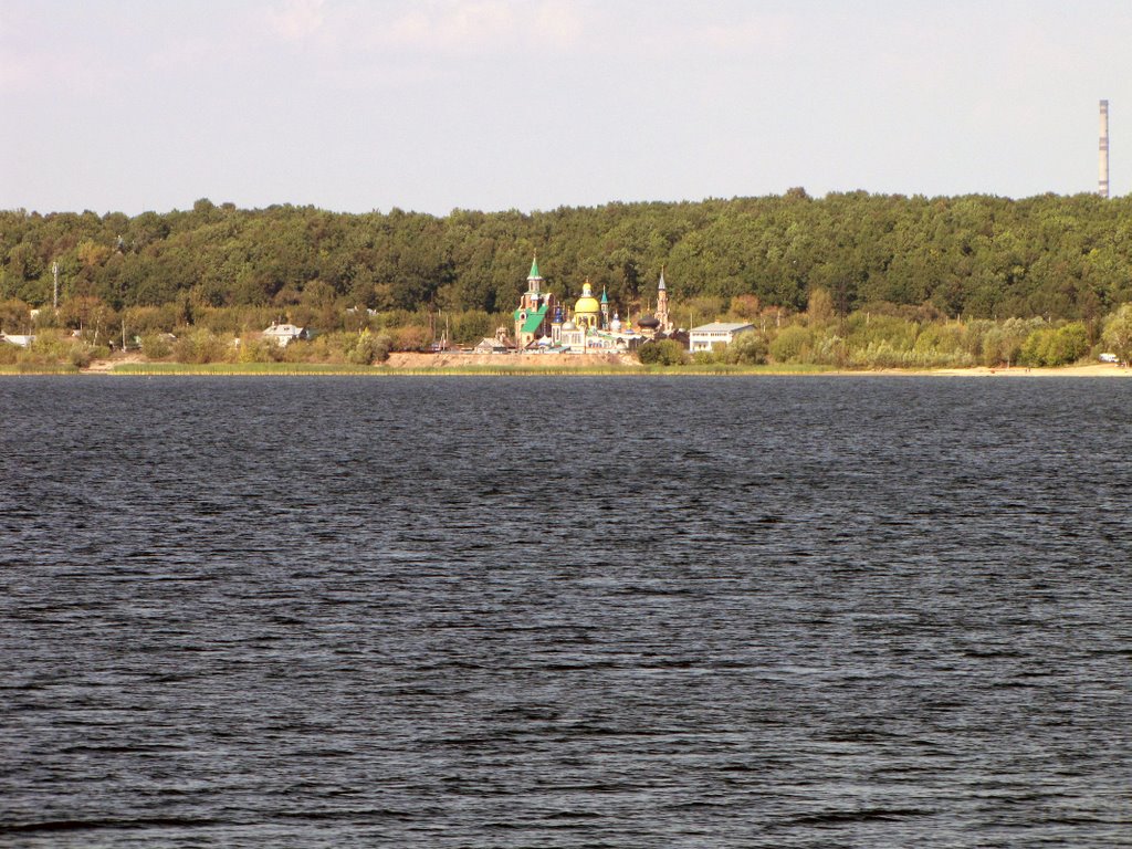 Вид с Верхнего Услона на Храм Всех Религий в Старом Аракчино. Verkhiy Uslon, Tatarstan.