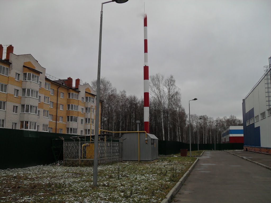 За спорткомплексом