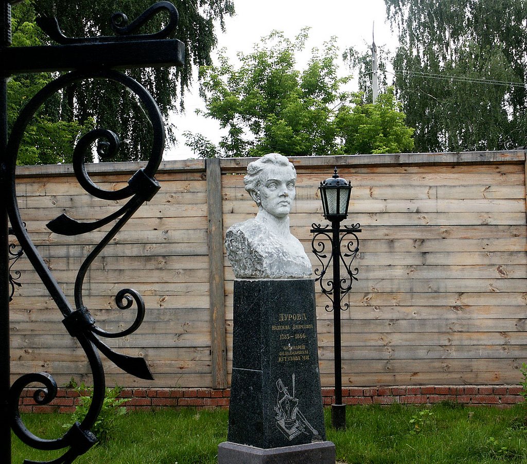 Во дворе дома-музея Н.А.Дуровой в Елабуге