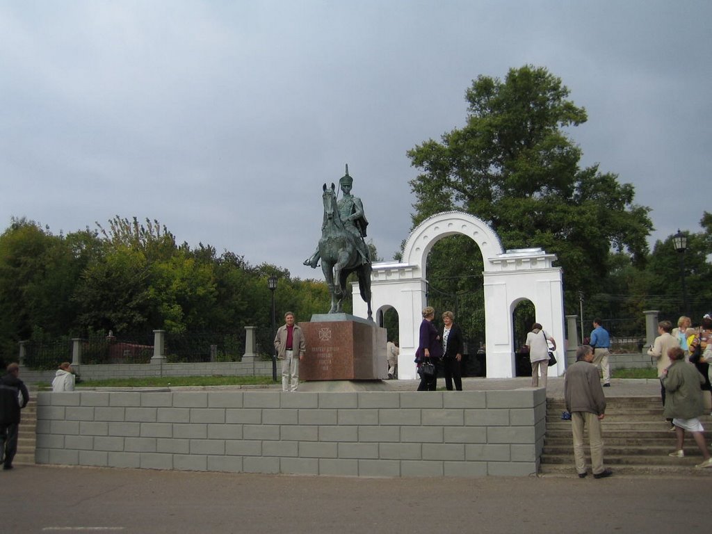 памятник Н.А. Дуровой (09.09.05)