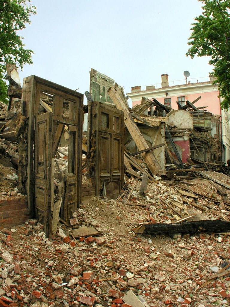 Ruins of the house on Gayaza Iskhaki (Volodarskogo) street
