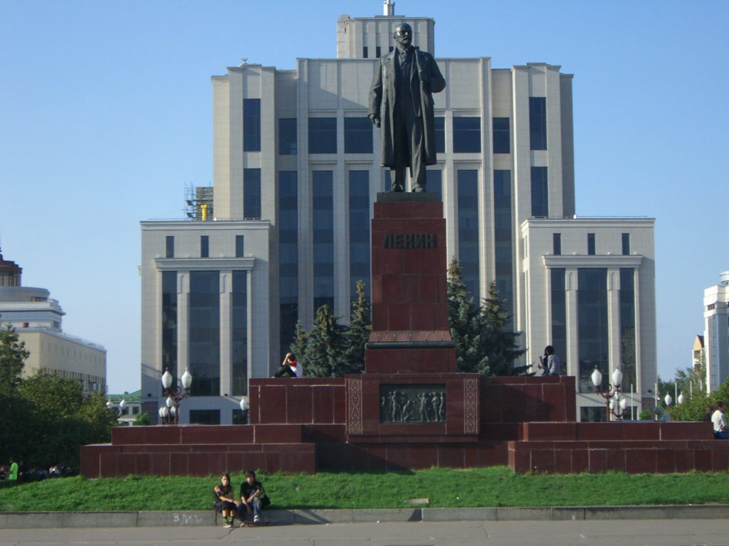 Lenin statue in front of the Technical University at the Square of Freedom