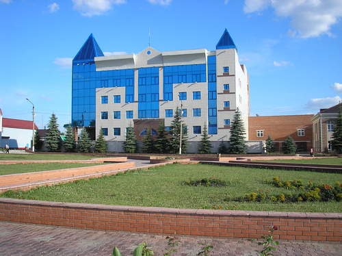 В центре города.