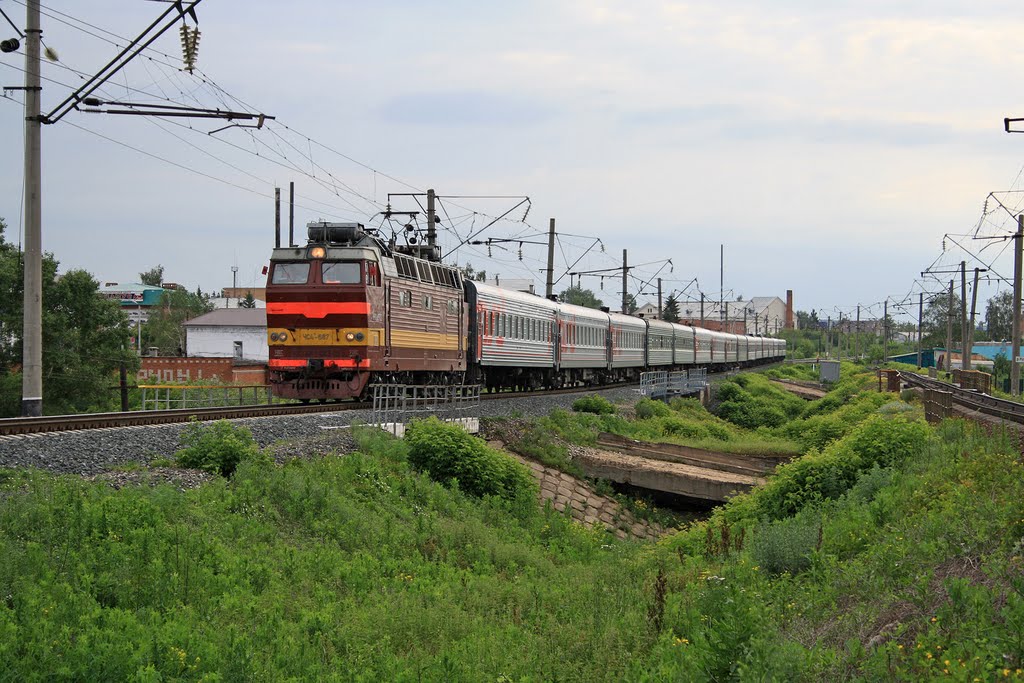 Электровоз ЧС4Т-687 на перегоне Кукмор - Коинсар, Горьковская ЖД, Республика Татарстан. Фото сделано 22.06.2011, время 9:08