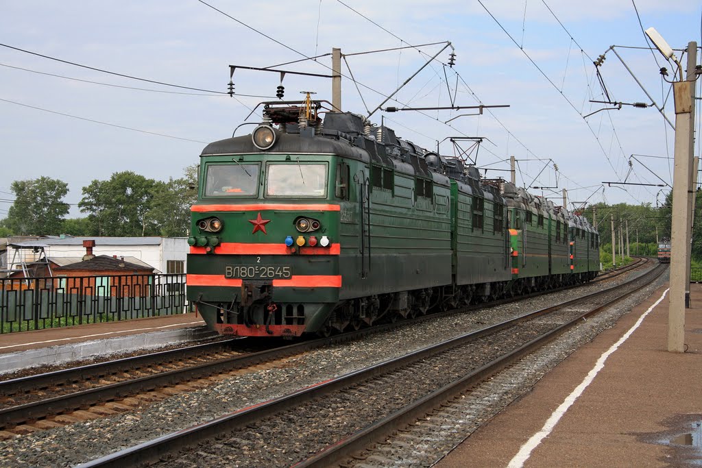 Электровоз ВЛ80С-2645, о.п. Братьев Комаровых, пос. Кукмор. Фото сделано 22.06.2011, время 09:37