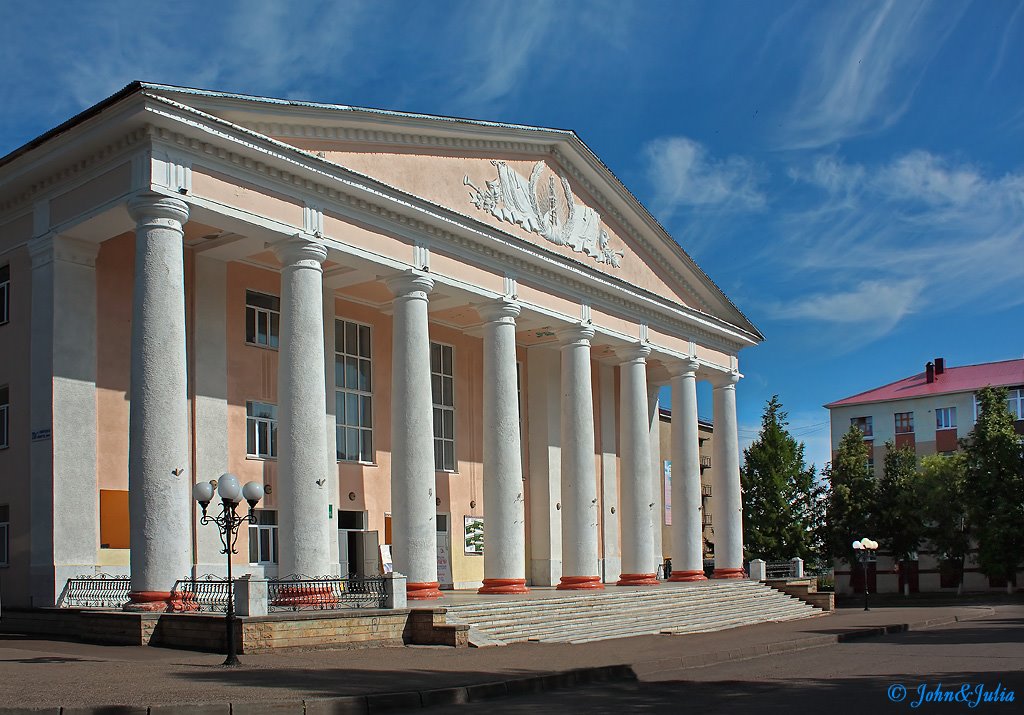 *** Дворец культуры на центральной площади ***