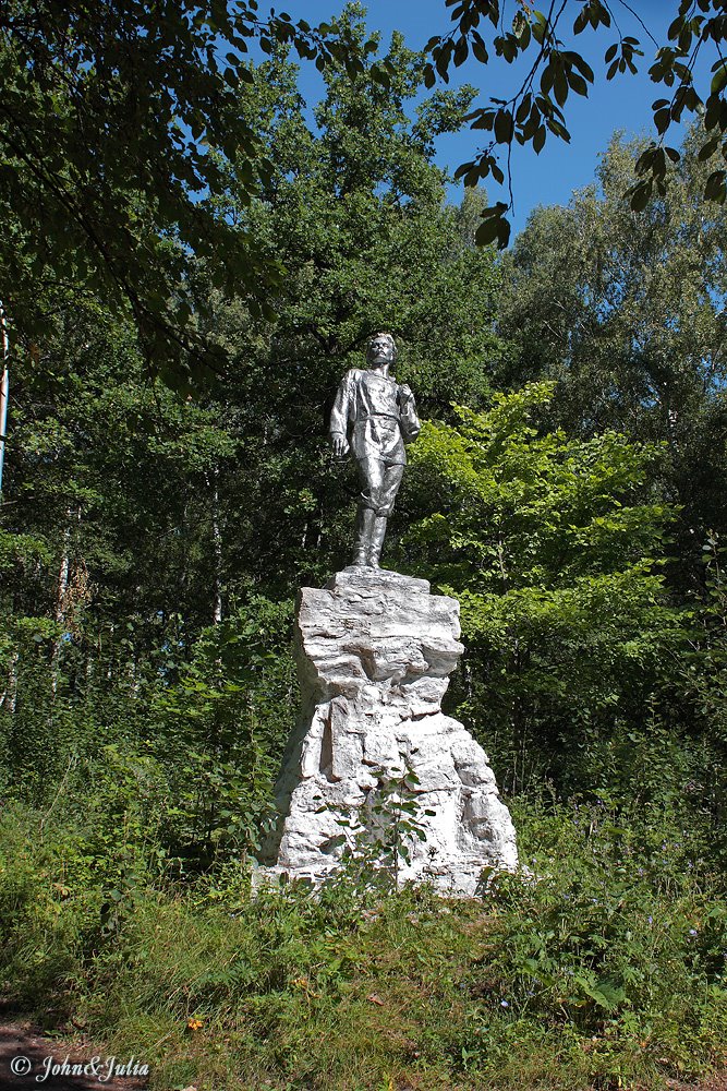 *** Памятник Максимке в лесопарке ***