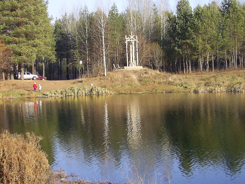 У озера