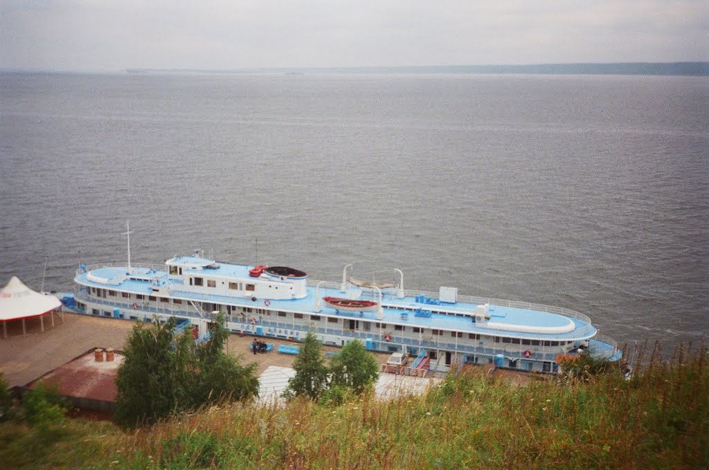 Д/э "Пётр Алабин" у причала Тетюши / "Peter Alabin" at the berth Tetyushi