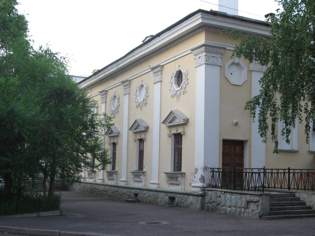 Кинотеатр со двора