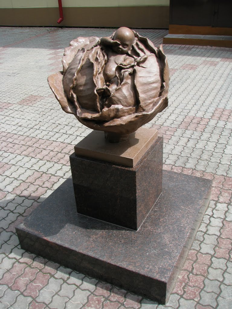 Скульптура на входе в роддом №1 (июнь 2011г.)