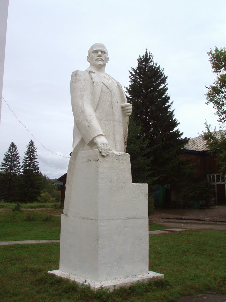 Monument to Lenin in Saryg-Sep