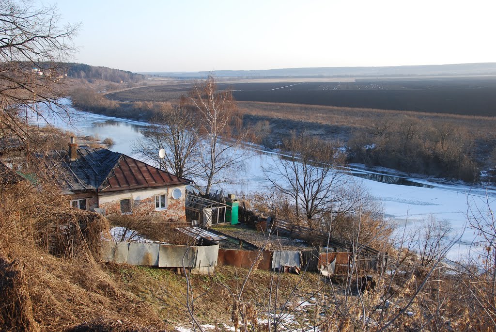 Вид на остатки старинной застройки и Оку из Преображенского монастыря.