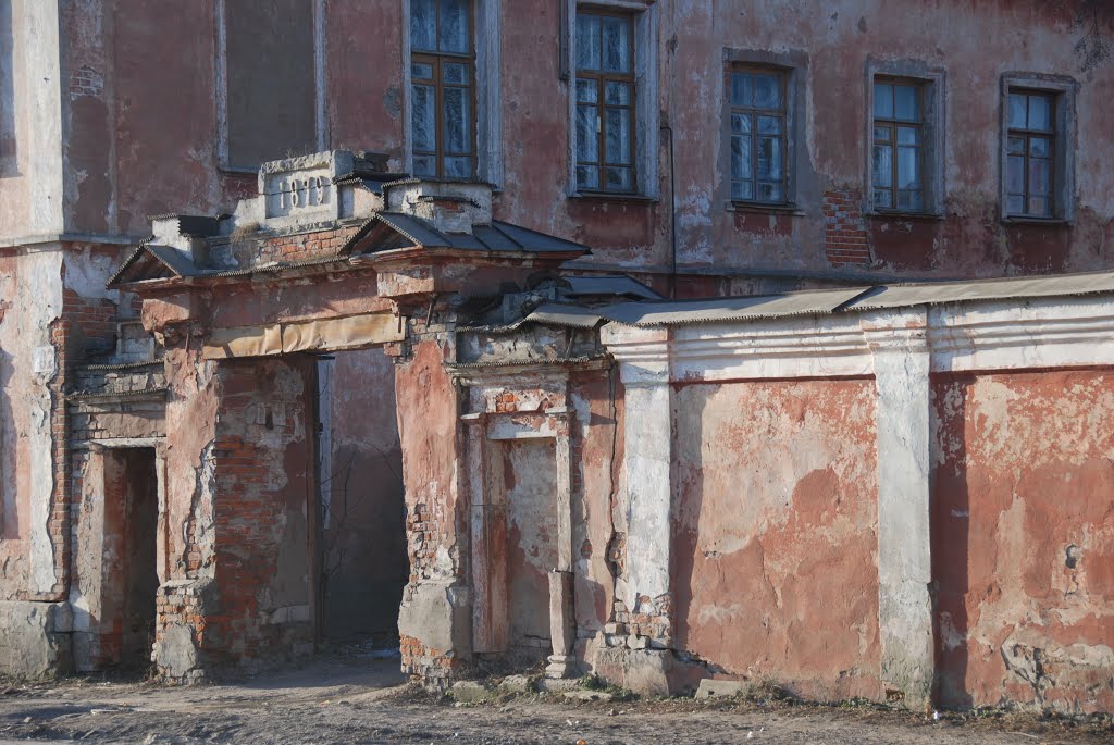Ворота 1879 года на улице Карла Маркса.