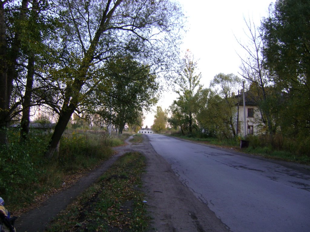 слева были двухэтажки и бараки.  сентябрь 2009